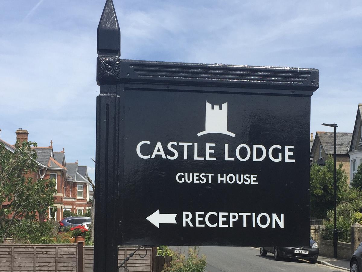 Castle Lodge Guest House นิวพอร์ต ภายนอก รูปภาพ